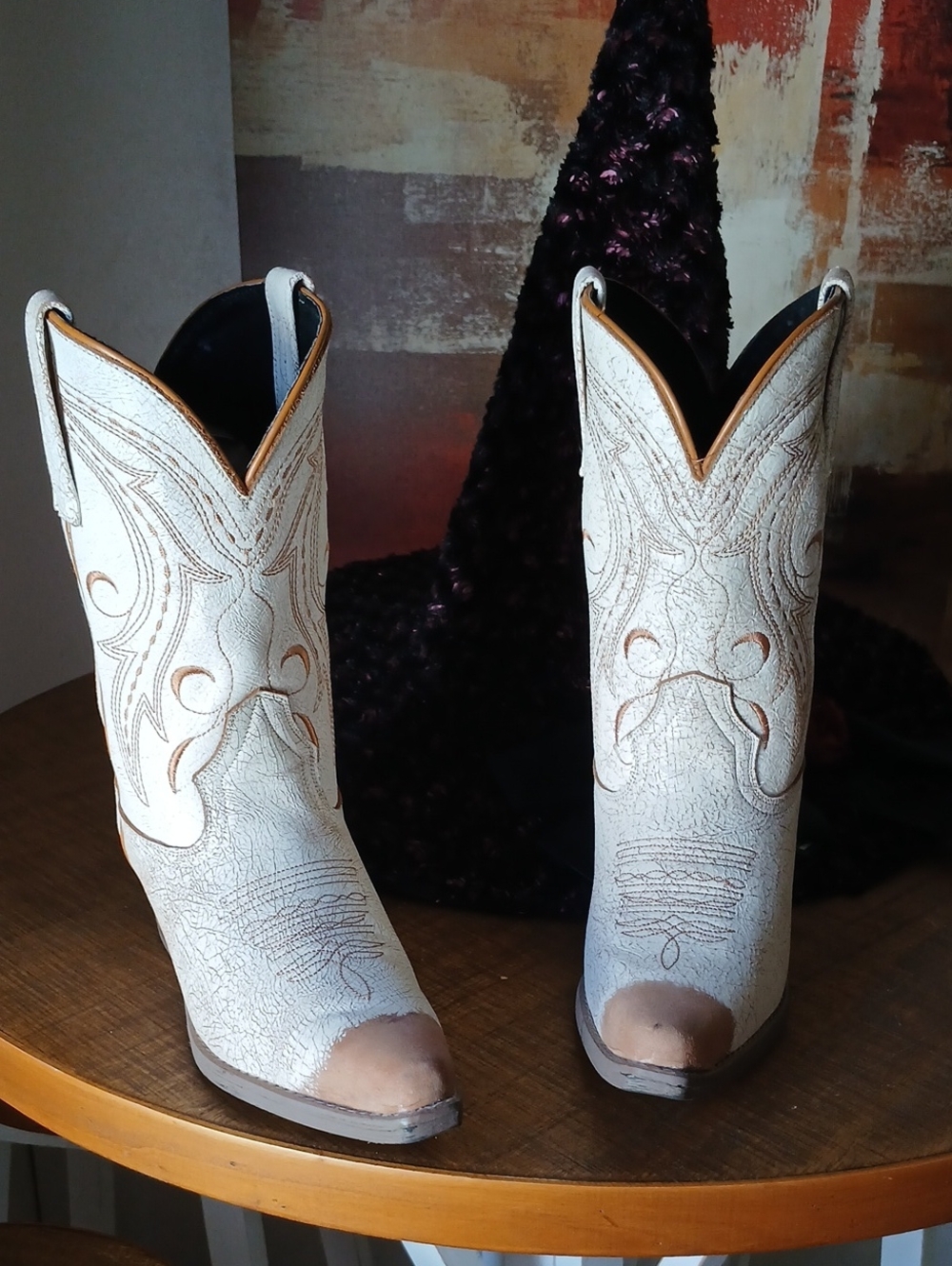 White Western-Inspired Women's Heeled Cowboy Boots with Copper Toe